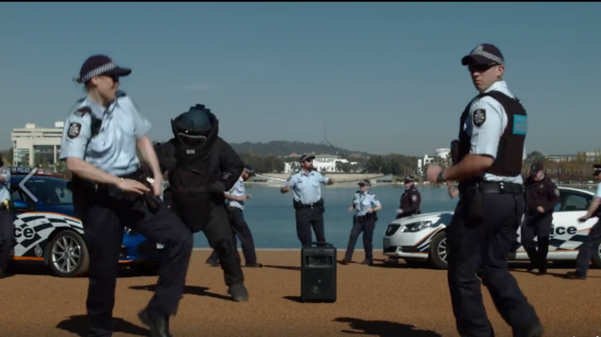 Aussie Police go to defuse bomb, but start dancing! (funny video!)